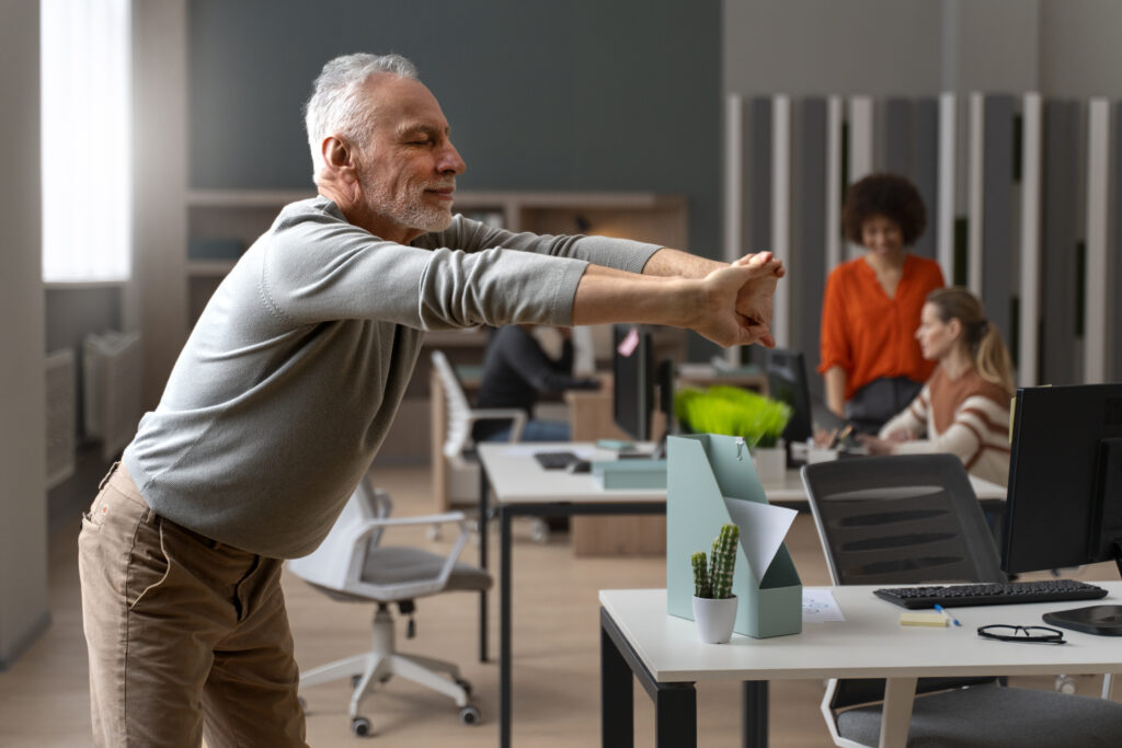 hombre-en-la-oficina-estirandose-durante-un-dia-de-trabajo-1024x683.jpg
